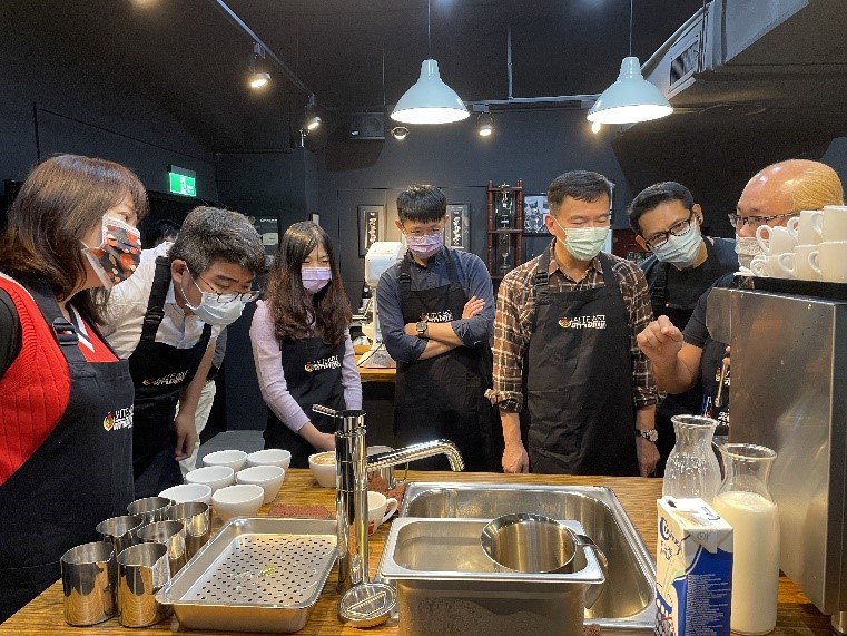 校友相聚手作學習 咖啡拉花點綴生活