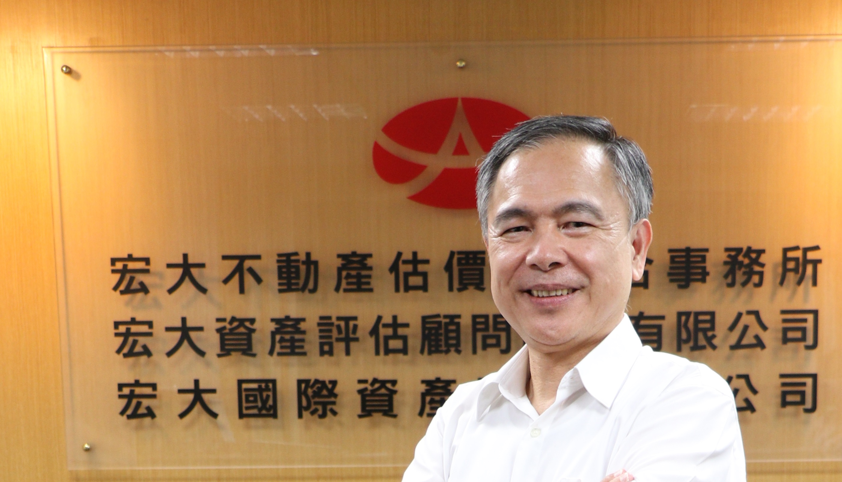 【70級地政碩、93級地政博校友 政大地政系校友會會長、世界校友總會理事】名師啟蒙 卓輝華盼以估價專業促成土地正義