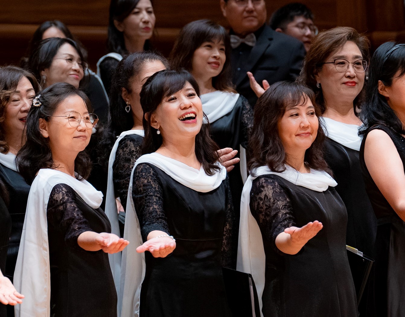 政大校友合唱團風雨中成功在國家音樂廳演出