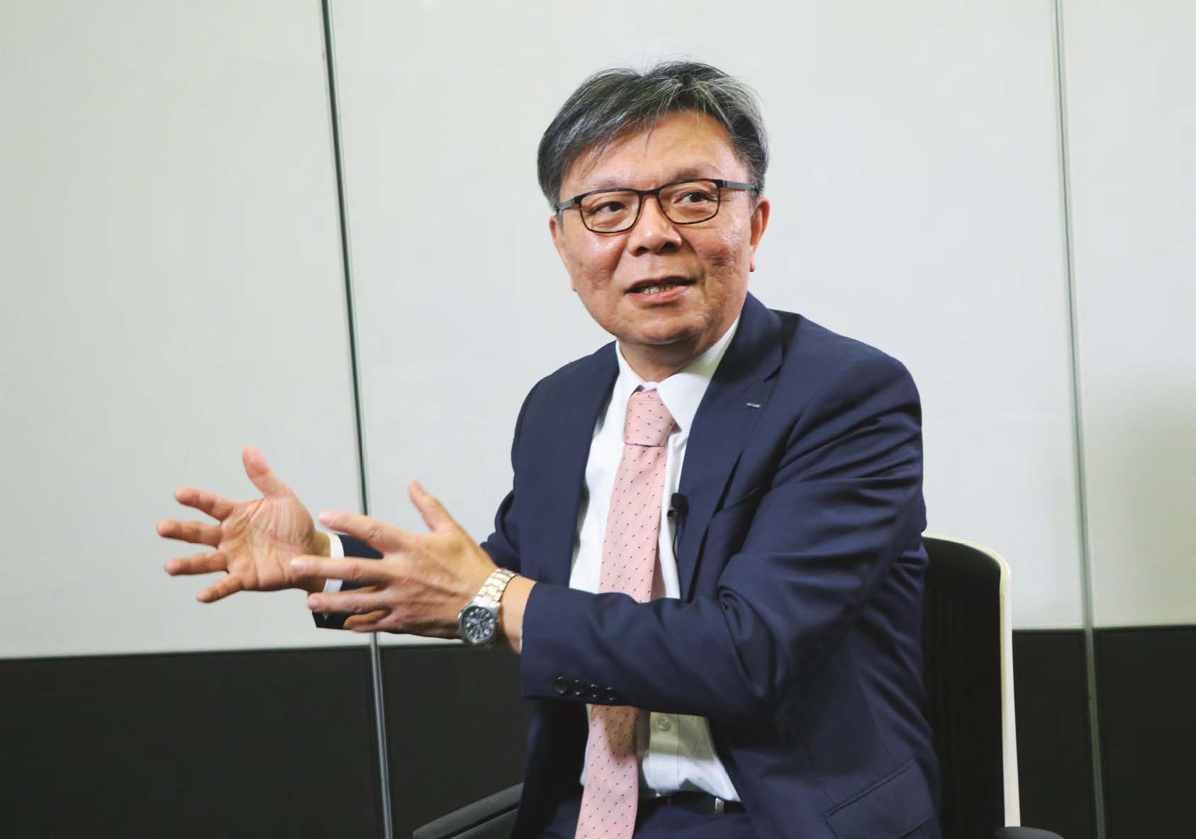 71級法律系校友/法律人與廣告的相遇 電通 mb 總經理胡嵓巽為母校設計生日禮