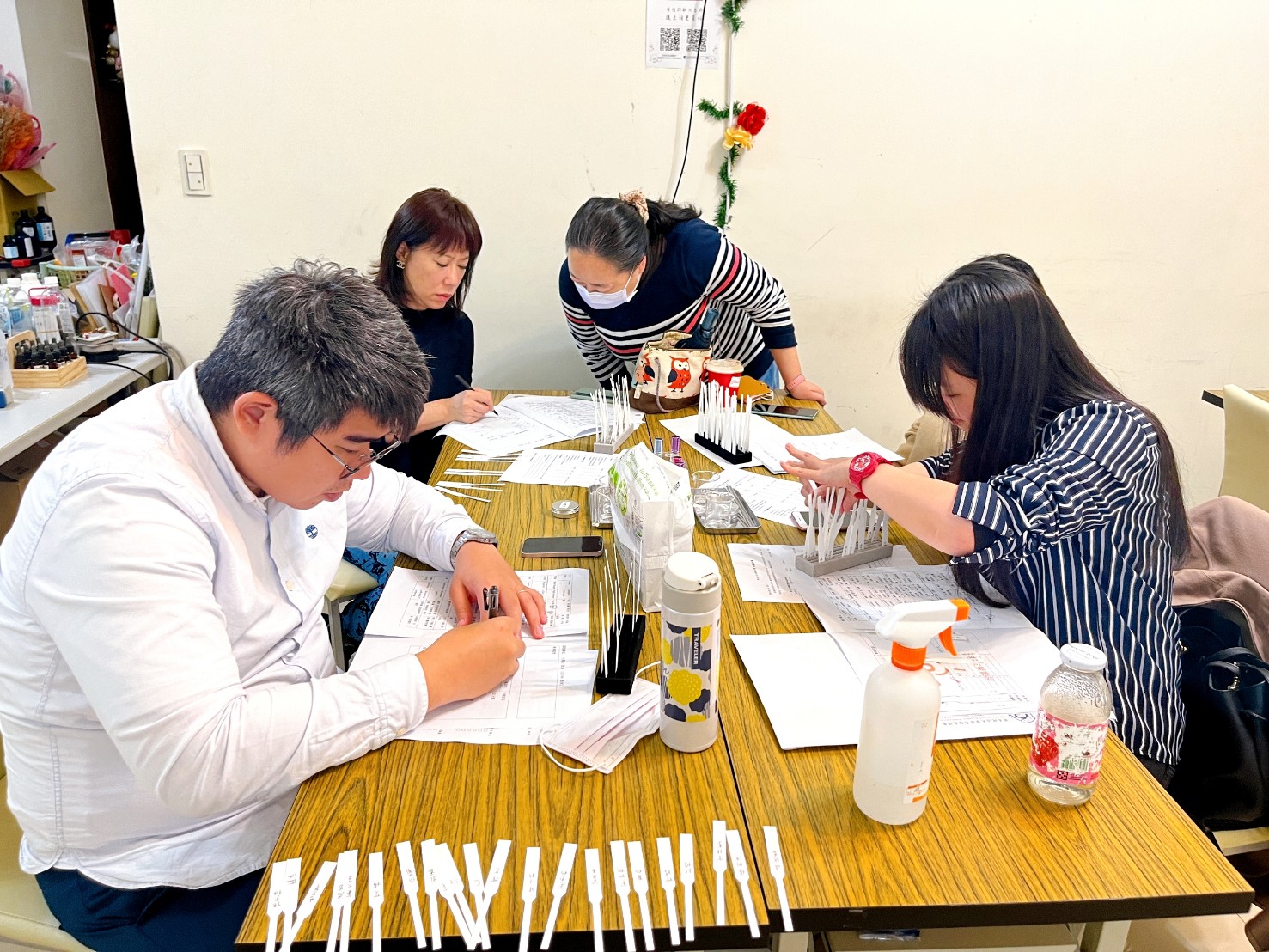 手作課程相見歡 校友體驗調香 創造自己的獨特香氣