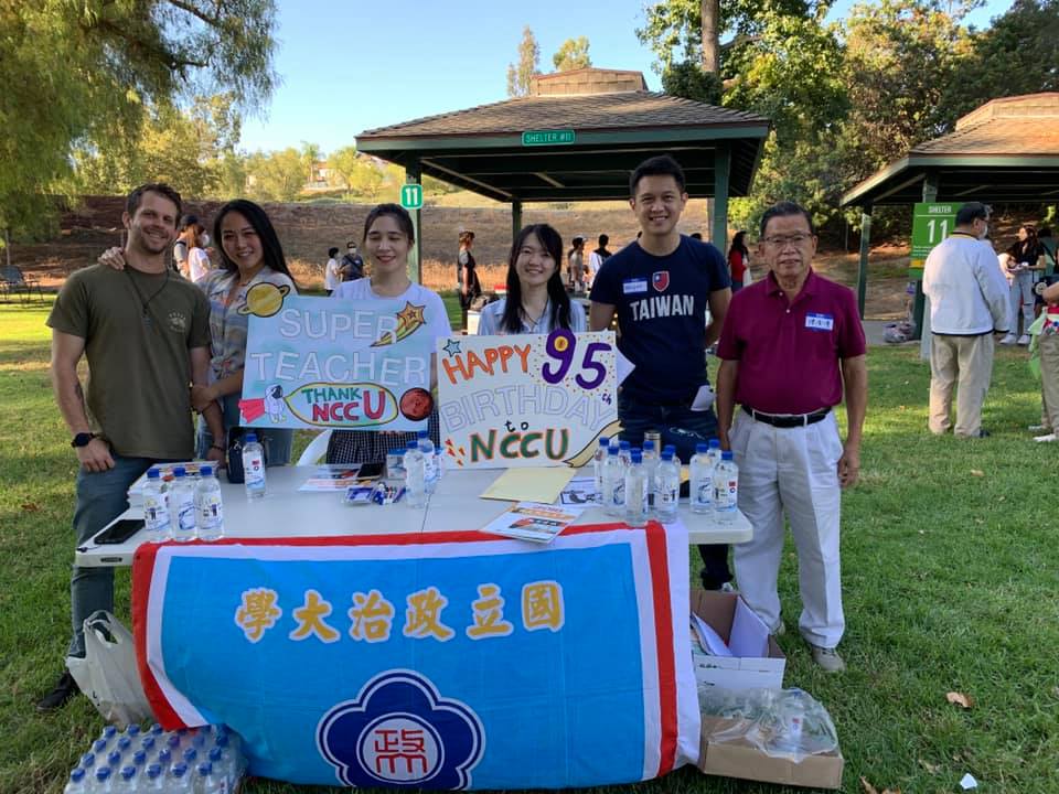 南加校友中秋團聚 手板傳情敬賀恩師