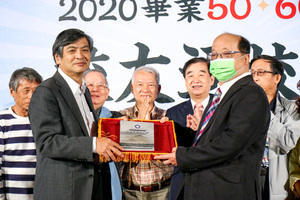 政大畢業五十返校日　校友胡志強與同學相約十年後再見