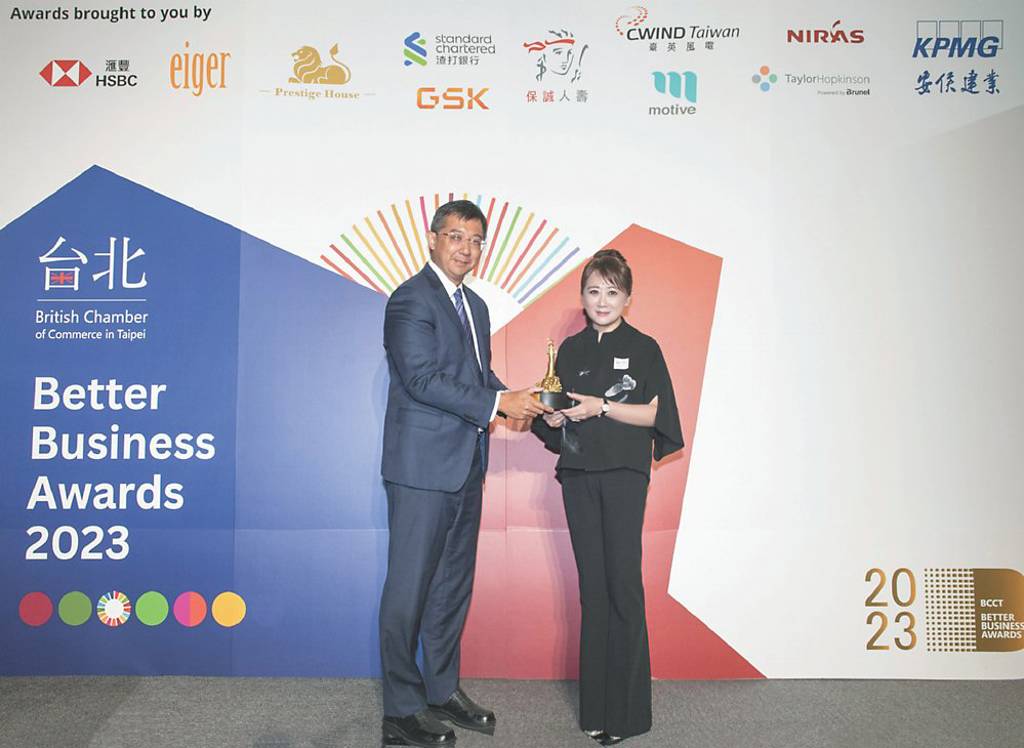 賀! 新聞系校友 遠東SOGO董事長黃晴雯  獲頒最佳企業領袖獎