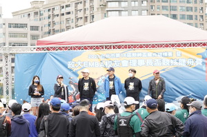 全臺EMBA首辦龍舟賽　政大划千浪向前行